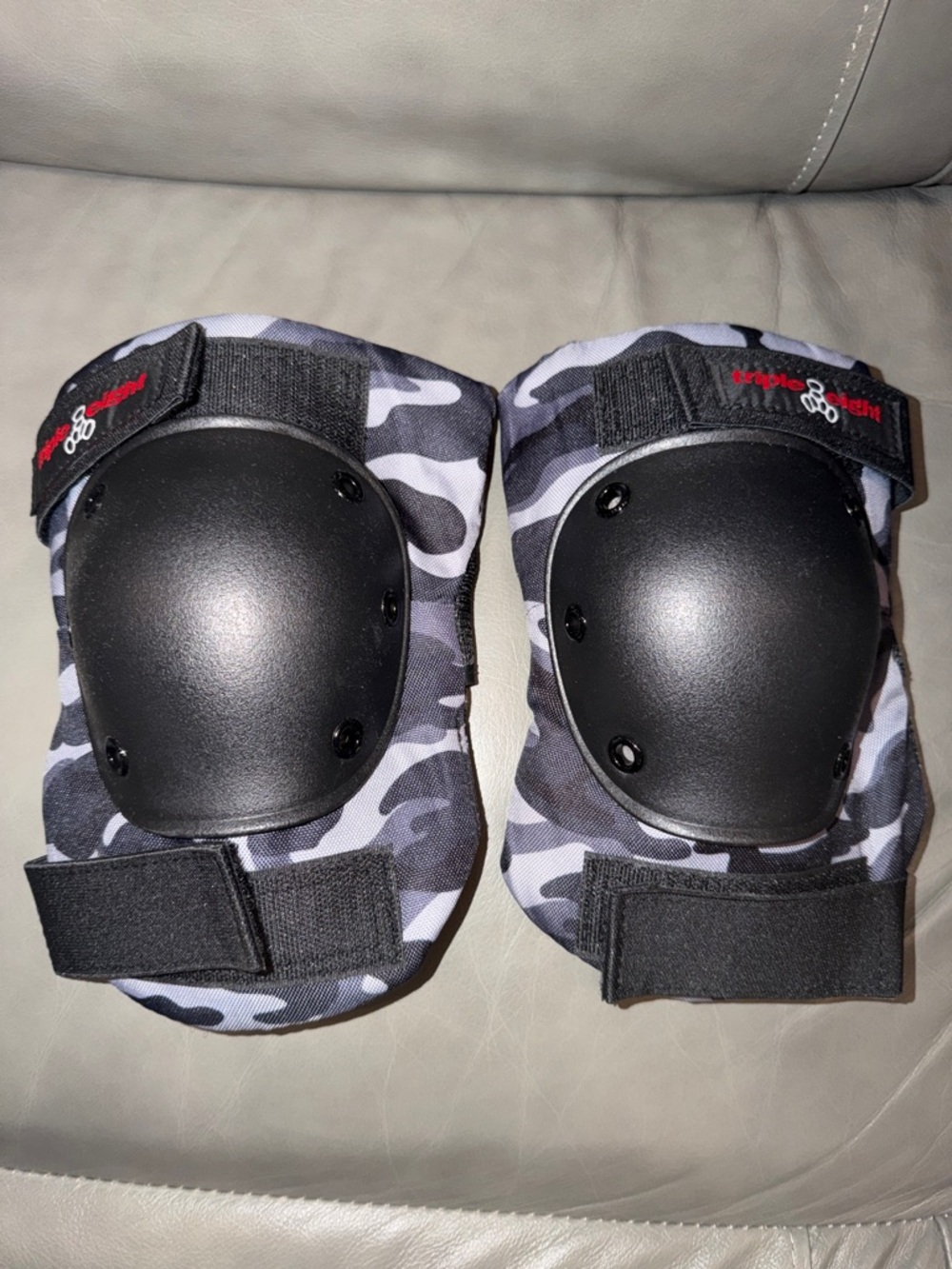 Preloved Triple Eight Black/Grey Camo Knee Pads